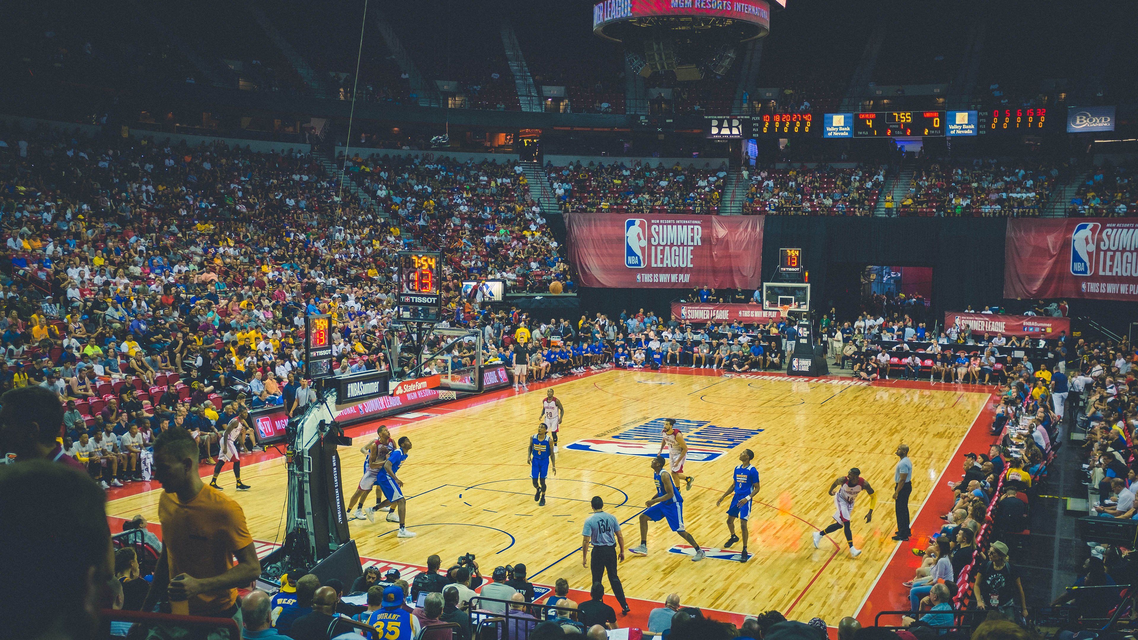 英超焦点战，比分3-2，绝杀球由前锋艾伦打入，控球率65%，射门次数21次